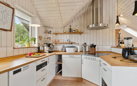 Stefani - 1Km from the Sea: Cuisine, Comptoir, Sol, Bois, Design Intérieur, Plafond, Appareil De Cuisine, Cabinetry, Luminaire, Sol