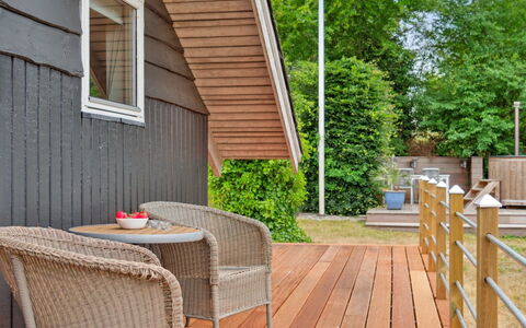 Stefani - 1Km from the Sea: Bois, Parquet, Dur, Sol, Plate-Forme, Planche, Tache De Bois, Porche, Mobilier De Jardin, Siding