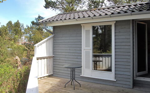 Alfride - 350M from the Sea: Toit, Maison, Domicile, Chalet, Siding, Biens, Allée, Batiments Jardin, Cour, Cabanon