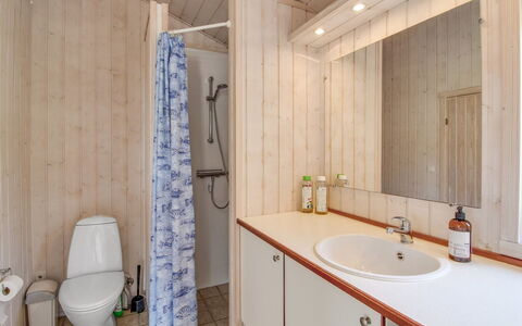 Lilla - 120M from the Sea: Bois, Luminaire Plomberie, Sol, Sol, Lavabo, Évier, Design Intérieur, Salle De Bains, Robinet, Plomberie