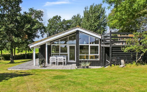Lilla - 120M from the Sea: Domicile, Chalet, Porte, Biens, Siding, Porche, Ferme, Batiments Jardin, Ombre, Cour