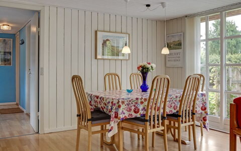 Vian - 200M from the Sea: Design Intérieur, Sol, Meubles, Bois, Sol, Plafond, Salle À Manger, Parquet, Pièce, Table Cuisine Et Salle A Manger