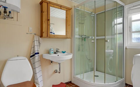 Vian - 200M from the Sea: Luminaire Plomberie, Salle De Bains, Sol, Sol, Design Intérieur, Siège De Toilette, Lavabo, Évier, Toilette, Plomberie