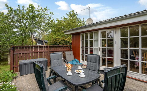 Vian - 200M from the Sea: Meubles, Mobilier De Jardin, Chaise, Table, Porte, Tableau De Plein Air, Jardin, Arrière-Cour, Chalet, Cour