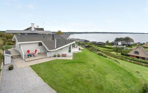 Eilen - 250M from the Sea: Toit, Maison, Domicile, Chalet, Porte, Siding, Plate-Forme, Porche, Planche, Dur