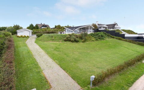 Eilen - 250M from the Sea: Toit, Maison, Domicile, Chalet, Porte, Siding, Plate-Forme, Porche, Planche, Dur