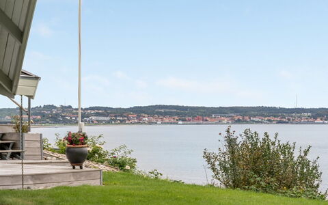 Eilen - 250M from the Sea: Toit, Maison, Domicile, Chalet, Porte, Siding, Plate-Forme, Porche, Planche, Dur