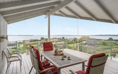 Eilen - 250M from the Sea: Toit, Maison, Domicile, Chalet, Porte, Siding, Plate-Forme, Porche, Planche, Dur