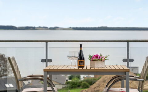 Eilen - 250M from the Sea: Toit, Maison, Domicile, Chalet, Porte, Siding, Plate-Forme, Porche, Planche, Dur