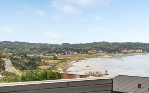 Eilen - 250M from the Sea: Toit, Maison, Domicile, Chalet, Porte, Siding, Plate-Forme, Porche, Planche, Dur