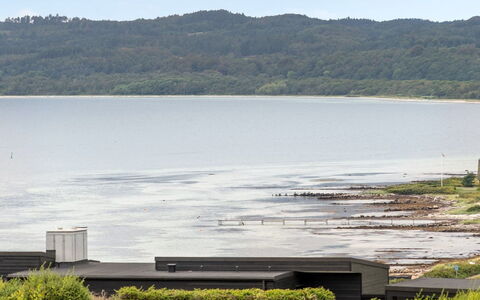 Eilen - 250M from the Sea: Toit, Maison, Domicile, Chalet, Porte, Siding, Plate-Forme, Porche, Planche, Dur
