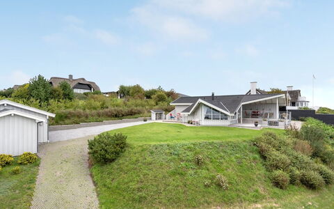 Eilen - 250M from the Sea: Toit, Maison, Domicile, Chalet, Porte, Siding, Plate-Forme, Porche, Planche, Dur