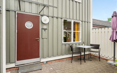 Milo - 5M from the Sea: Toit, Chalet, Domicile, Ombre, Siding, Ferme, Porche, Structure En Plein Air, Batiments Jardin