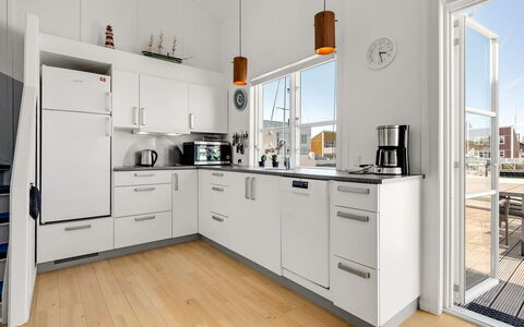 Milo - 5M from the Sea: Cuisine, Comptoir, Appareil De Cuisine, Cabinetry, Principaux Appliance, Sol, Design Intérieur, Évier, Bois, Meubles