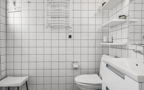 Milo - 5M from the Sea: Luminaire Plomberie, Sol, Salle De Bains, Sol, Design Intérieur, Plomberie, Toilette, Évier, Siège De Toilette, Tuile