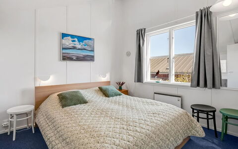Milo - 5M from the Sea: Chambre, Design Intérieur, Sol, Lit, Plafond, Meubles, Domicile, Drap De Lit, Appartement, Cadre De Lit