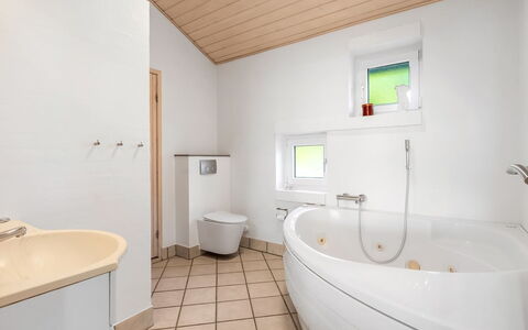 Sarita - 1Km from the Sea: Design Intérieur, Sol, Luminaire Plomberie, Sol, Salle De Bains, Bois, Plafond, Baignoire, Robinet, Plomberie