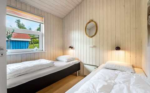 Sarita - 1Km from the Sea: Bois, Chambre, Lit, Drap De Lit, Plafond, Literie, Cadre De Lit, Sol, Porte, Dur