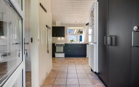 Sarita - 1Km from the Sea: Sol, Design Intérieur, Sol, Cuisine, Bois, Plafond, Comptoir, Principaux Appliance, Appareil De Cuisine, Meubles