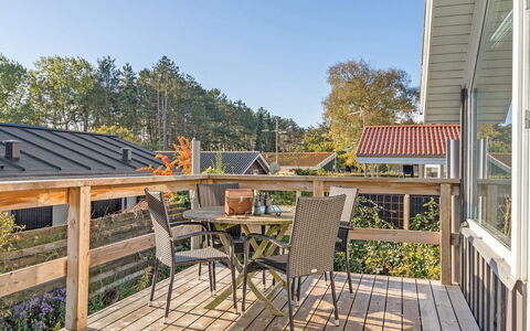 Gudserk - 50M from the Sea: Piscine, Mobilier De Jardin, Meubles, Recours, Dalle, Eco Hôtel, Ombre, Chaise, Loisir, Biens