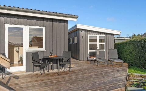 Gudserk - 50M from the Sea: Piscine, Mobilier De Jardin, Meubles, Recours, Dalle, Eco Hôtel, Ombre, Chaise, Loisir, Biens