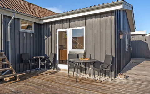 Gudserk - 50M from the Sea: Piscine, Mobilier De Jardin, Meubles, Recours, Dalle, Eco Hôtel, Ombre, Chaise, Loisir, Biens