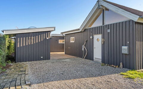 Gudserk - 50M from the Sea: Bois, Toit, Maison, Chalet, Porte, Domicile, Siding, Lot Terre, Batiments Jardin, Cabanon