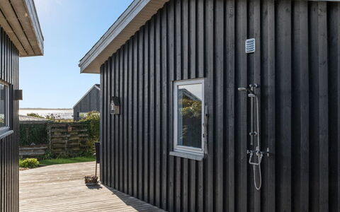 Gudserk - 50M from the Sea: Bois, Toit, Maison, Chalet, Porte, Domicile, Siding, Lot Terre, Batiments Jardin, Cabanon