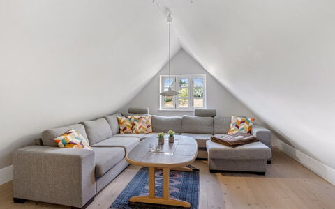 Eva - 1.5Km to the Fjord: Sol, Design Intérieur, Meubles, Bois, Sol, Canapé, Salon, Pièce, Éclairage, Domicile