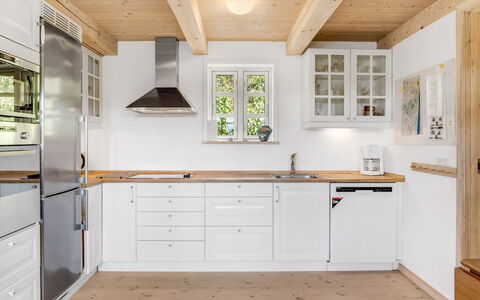 Eva - 1.5Km to the Fjord: Cuisine, Sol, Bois, Comptoir, Design Intérieur, Cabinetry, Appareil De Cuisine, Meubles, Plafond, Principaux Appliance