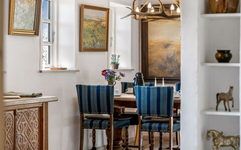 Eva - 1.5Km to the Fjord: Meubles, Design Intérieur, Bois, Table, Éclairage, Sol, Chaise, Pièce, Domicile, Salle À Manger