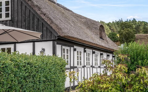 Eva - 1.5Km to the Fjord: Bâtiment, Fenêtre, Maison, Domicile, Toit, Chalet, Architecture, Porte, Ferme, Biens