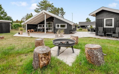 Raafael - 175M from the Sea: Piscine, Mobilier De Jardin, Meubles, Recours, Dalle, Eco Hôtel, Ombre, Chaise, Loisir, Biens