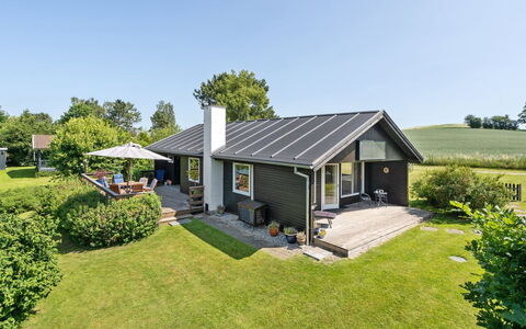 Hila - 900M from the Sea: Bois, Toit, Maison, Chalet, Porte, Domicile, Siding, Lot Terre, Batiments Jardin, Cabanon