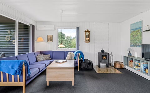 Hila - 900M from the Sea: Sol, Bois, Meubles, Sol, Design Intérieur, Plafond, Canapé, Pièce, Domicile, Salon