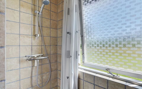 Hila - 900M from the Sea: Mur, Design Intérieur, Sol, Sol, Salle De Bains, Luminaire Plomberie, Plomberie, Composite, Douche, Verre