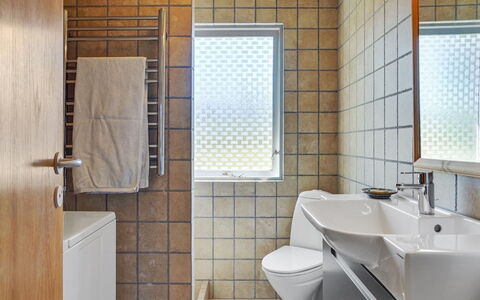 Hila - 900M from the Sea: Salle De Bains, Luminaire Plomberie, Mur, Sol, Design Intérieur, Évier, Sol, Lavabo, Robinet, Plomberie