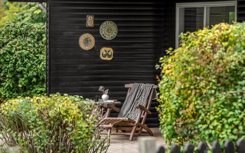 Hila - 900M from the Sea: Bois, Arbuste, Jardin, Couverture De Sol, Siding, Cour, Chalet, Arrière-Cour, Pot De Fleur