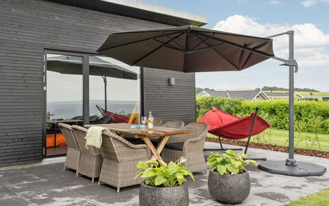 Alyna - 200M from the Sea: Mobilier De Jardin, Meubles, Parapluie, Chaise, Pot De Fleur, Ombre, Jardin, Patio, Plante D'Appartement, Tableau De Plein Air