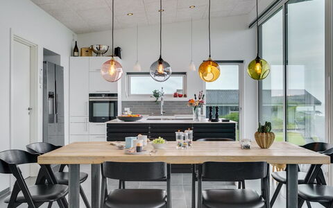 Alyna - 200M from the Sea: Meubles, Design Intérieur, Luminaire, Sol, Lustre, Bois, Plafond, Table Cuisine Et Salle A Manger, Sol, Salle À Manger