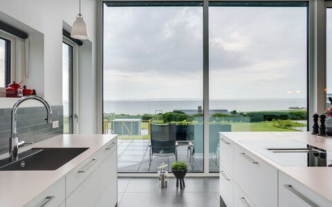 Alyna - 200M from the Sea: Cuisine, Sol, Design Intérieur, Meubles, Comptoir, Sol, Appareil De Cuisine, Cabinetry, Plafond, Table Cuisine Et Salle A Manger