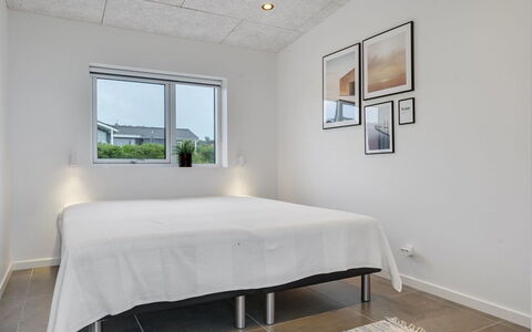 Alyna - 200M from the Sea: Mur, Sol, Design Intérieur, Sol, Plafond, Bois, Pièce, Chambre, Luminaire, Lit