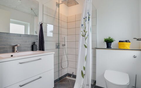 Alyna - 200M from the Sea: Sol, Luminaire Plomberie, Salle De Bains, Design Intérieur, Sol, Armoire De Toilette, Plomberie, Robinet, Évier, Tuile