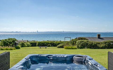 Alyna - 200M from the Sea: Chalet, Domicile, Maison, Toit, Porche, Biens, Siding, Batiments Jardin, Ferme, Cour