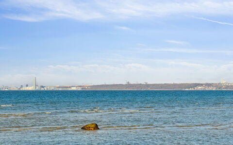 Dzavid - 10M from the Sea: Domicile, Toit, Maison, Porte, Chalet, Ombre, Jardin, Couverture De Sol, Porche, Cour
