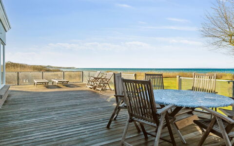 Dzavid - 10M from the Sea: Domicile, Toit, Maison, Porte, Chalet, Ombre, Jardin, Couverture De Sol, Porche, Cour