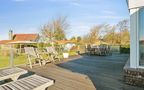 Dzavid - 10M from the Sea: Domicile, Toit, Maison, Porte, Chalet, Ombre, Jardin, Couverture De Sol, Porche, Cour