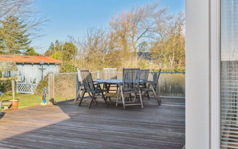 Dzavid - 10M from the Sea: Domicile, Toit, Maison, Porte, Chalet, Ombre, Jardin, Couverture De Sol, Porche, Cour