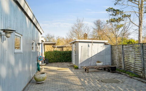 Dzavid - 10M from the Sea: Domicile, Toit, Maison, Porte, Chalet, Ombre, Jardin, Couverture De Sol, Porche, Cour