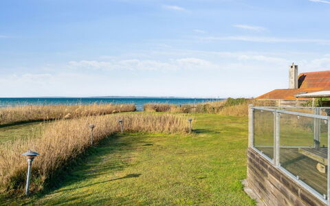 Dzavid - 10M from the Sea: Domicile, Toit, Maison, Porte, Chalet, Ombre, Jardin, Couverture De Sol, Porche, Cour